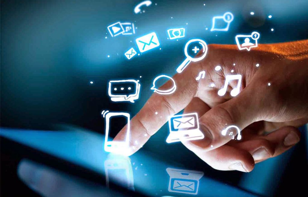 Como criar um curso online: Dedo tocando a tela de um tablet
