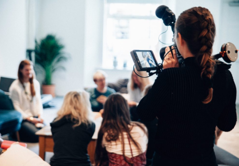 Filmagem de curso com quatro pessoas no set de gravação